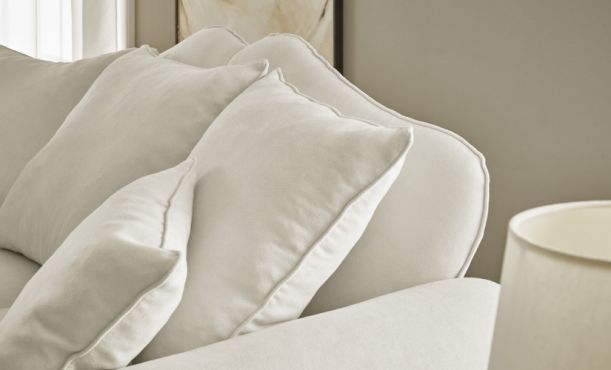 Sofa mit Kissen