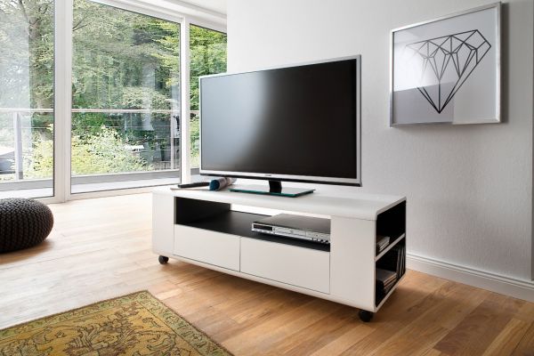 TV-Lowboard Chessey in wei matt mit Anthrazit Fernsehtisch auf Rollen 119 x 46 cm