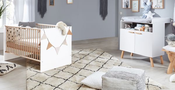 Babyzimmer Mats in wei matt mit Buche massiv Set 2-teilig mit Wickelkommode und Babybett
