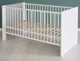 Babyzimmer Babybett Wilson in wei und grau Gitterbett mit Schlupfsprossen und Lattenrost 70 x 140 cm Liegeflche