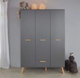 Baby- und Kinderzimmer Kleiderschrank Mats in grau matt mit Buche massiv 3-trig 130 x 190 cm