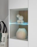 Vitrine Isgard in wei matt und Scandi Eiche Vitrinenschrank skandinavisch 53 x 197 cm