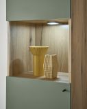 Vitrine Juna in Salbei und Evoke Eiche Vitrinenschrank skandinavisch 50 x 197 cm