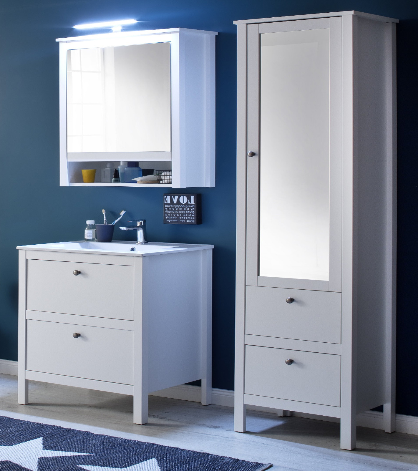 Badmöbel Set Ole weiß 4 teilig mit Unterschrank Keramik Waschbecken Spiegelschrank und Hochschrank mit Spiegeltür Badmöbel Set Ole weiß 4 teilig mit Unterschrank Keramik Waschbecken Spiegelschrank und Hochschrank mit Spiegeltür