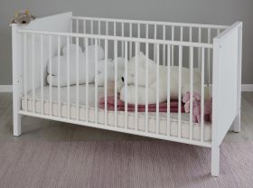 Babyzimmer Babybett Ole in weiß Gitterbett mit Schlupfsprossen und Lattenrost Liegefläche 70 x 140 cm