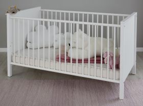 Babyzimmer Babybett Ole in weiß Gitterbett mit Schlupfsprossen und Lattenrost Liegefläche 70 x 140 cm Babyzimmer Babybett Ole in weiß Gitterbett mit Schlupfsprossen und Lattenrost Liegefläche 70 x 140 cm