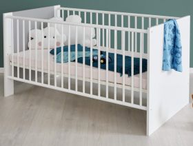 Babyzimmer Babybett Wilson in weiß und grau Gitterbett mit Schlupfsprossen und Lattenrost 70 x 140 cm Liegefläche